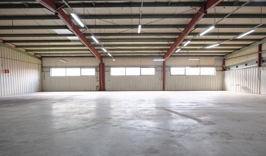 Bedrijfspand in bedrijvenzone aan Makro te Eke foto 3