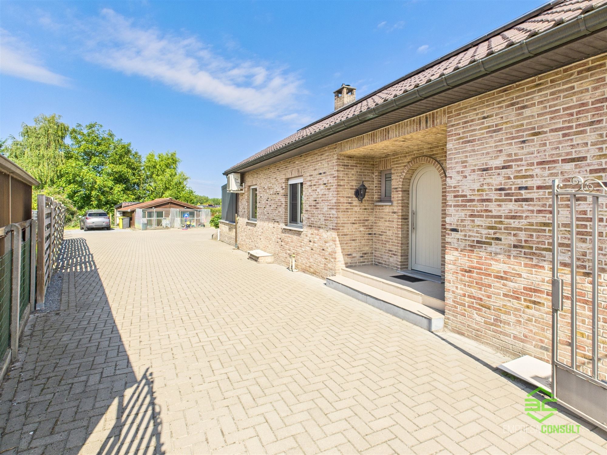 Instapklare gelijkvloerse woning met 3 slpk op 10a 21ca! foto 3