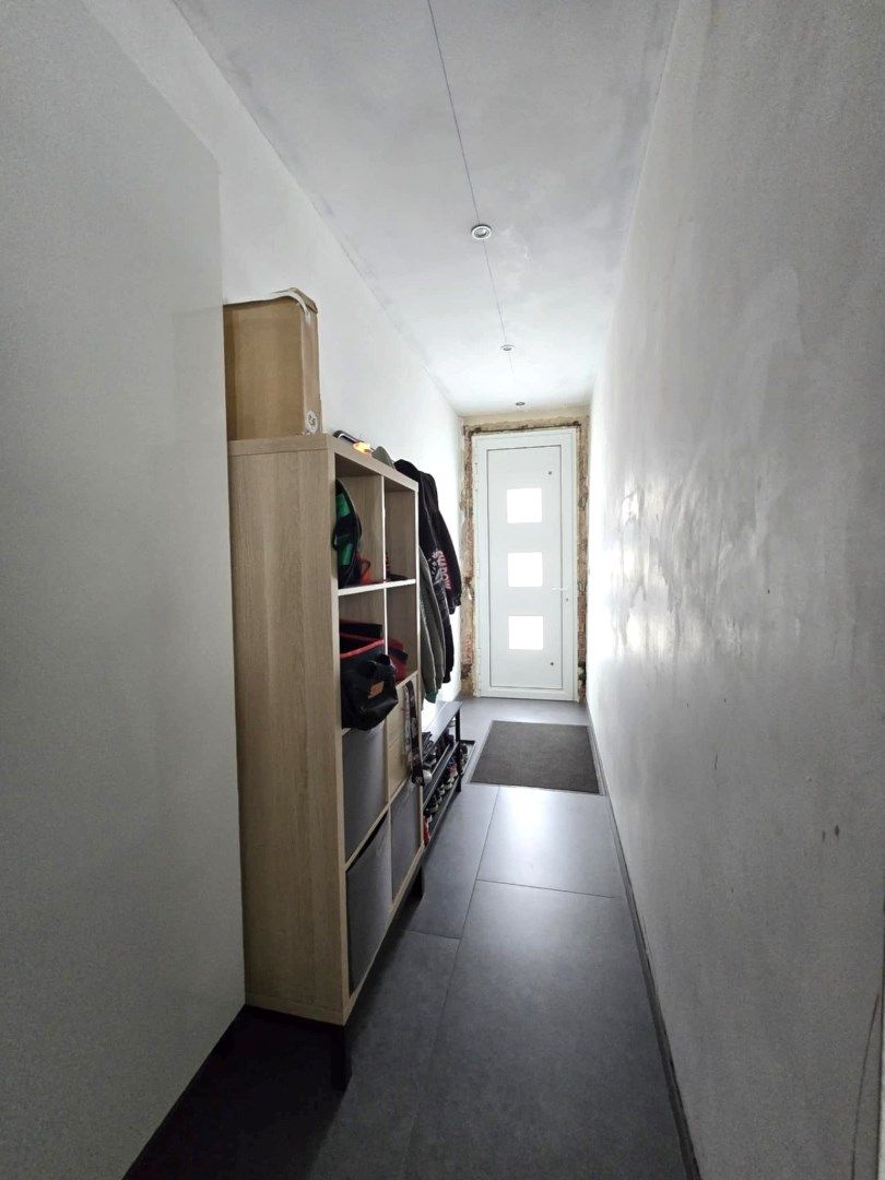 Ruime, nog licht af te werken woning gelegen te Eppegem. foto 3