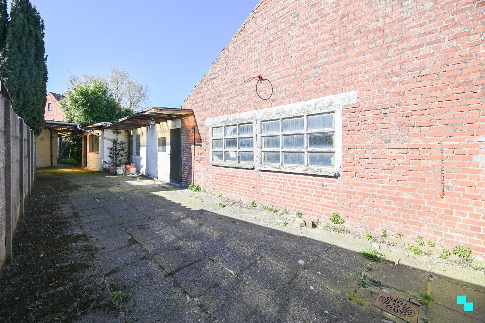 Ruime, te renoveren ééngezinswoning met achteruitweg te Emelgem foto 29