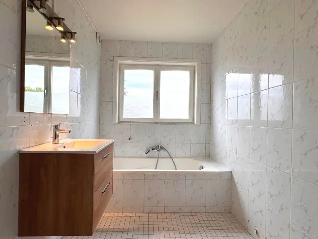 Deze rustig gelegen, alleenstaande woning onderging een grondige renovatie en werd uitgerust met zonnepanelen, vernieuwde beglazing, nieuwe radiatoren, een vernieuwde badkamer en aangelegde oprit. foto 11