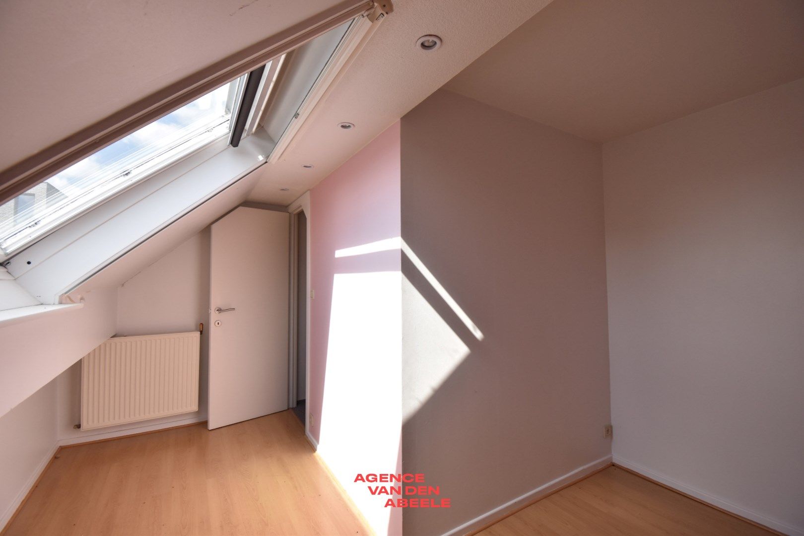 Commercieel gelegen woning met 4 slaapkamers en tuin foto 21
