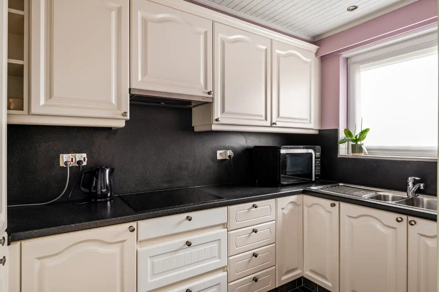 Keurig gelijkvloers appt. met 2 slpk., terras, voortuintje en garagebox foto 7