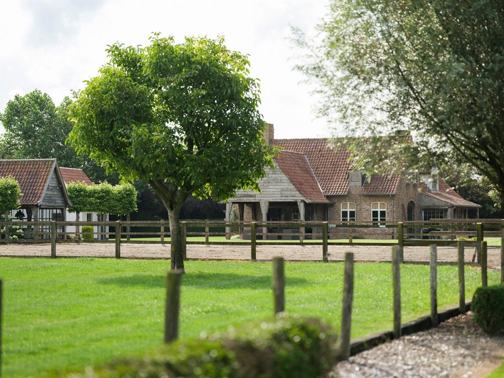 Romantisch landhuis met paardenstallen foto 1