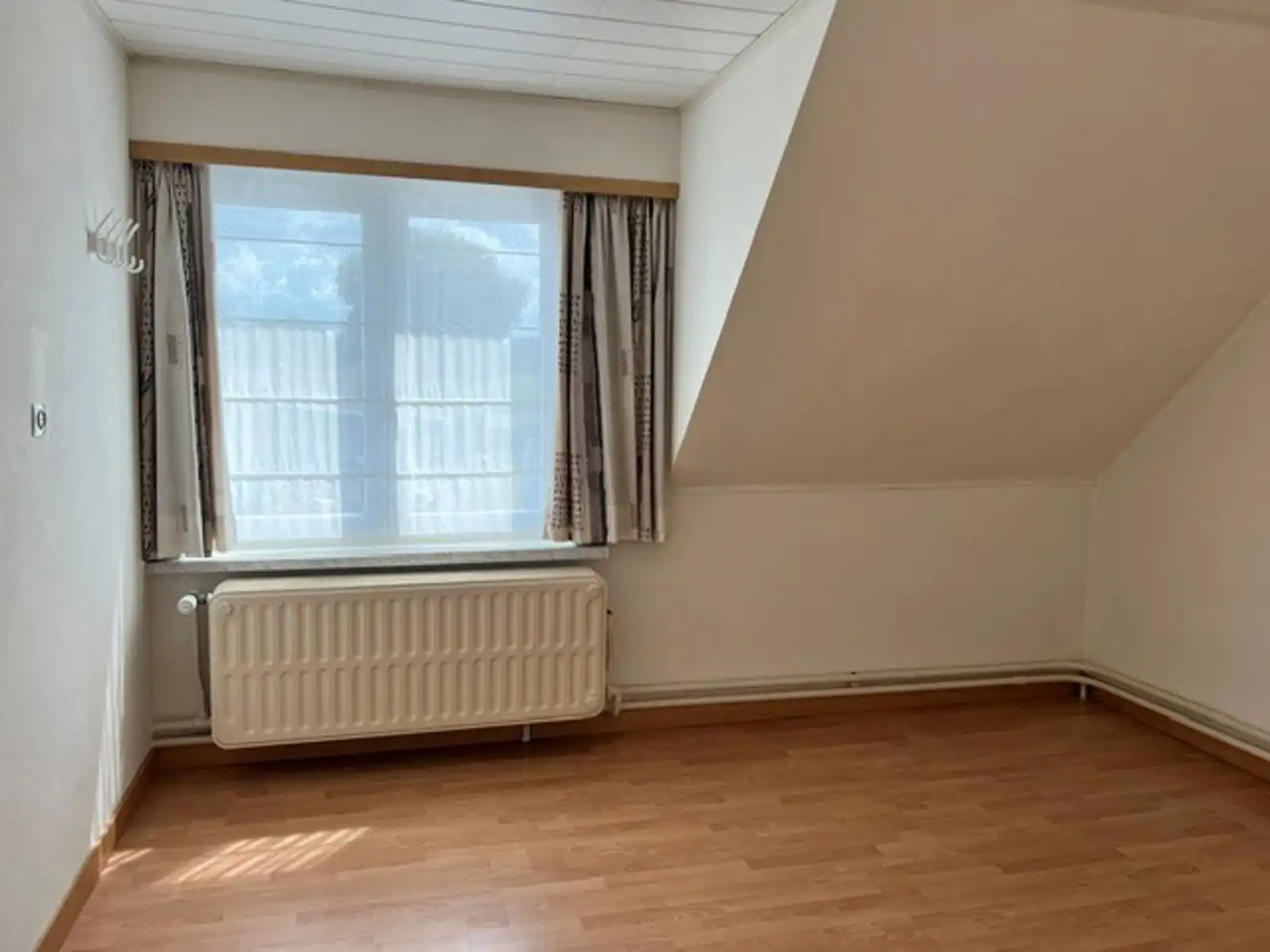 Halfopenbebouwing met 4 slaapkamers, garage en grote tuin. foto 12