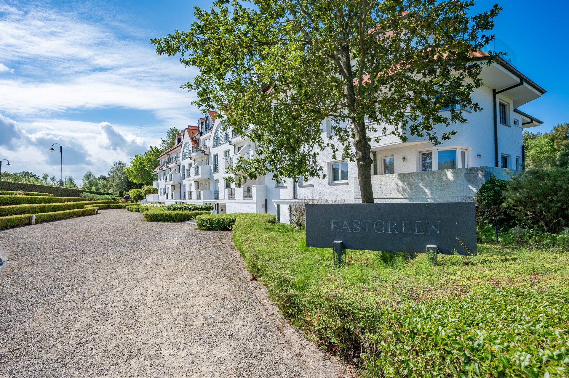 Uitzonderlijk gerenoveerd hoekappartement gelegen in hartje Zoute, in het zeer exclusieve domein "Tennis Gardens" - een privé park van +/- 5 ha, vlakbij de zee  foto 19