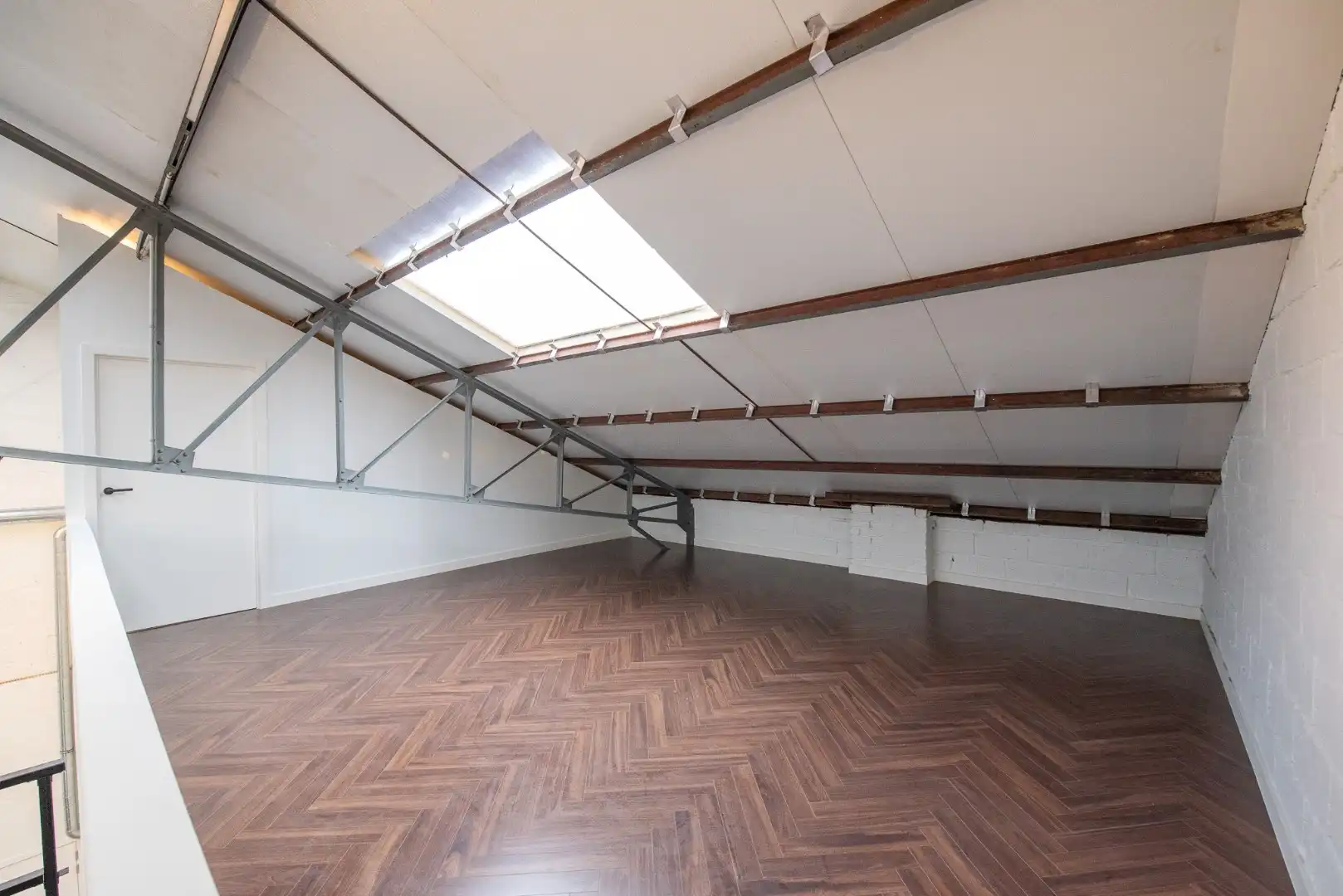 Ruime multifunctionele handels- of bureauruimte van ca. 200 m² foto 7