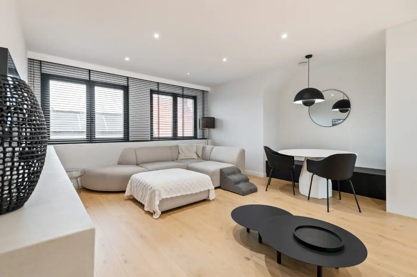 Stijlvol app. op 2e verd. met 2 slpk., groot terras en autostaanplaats foto 2