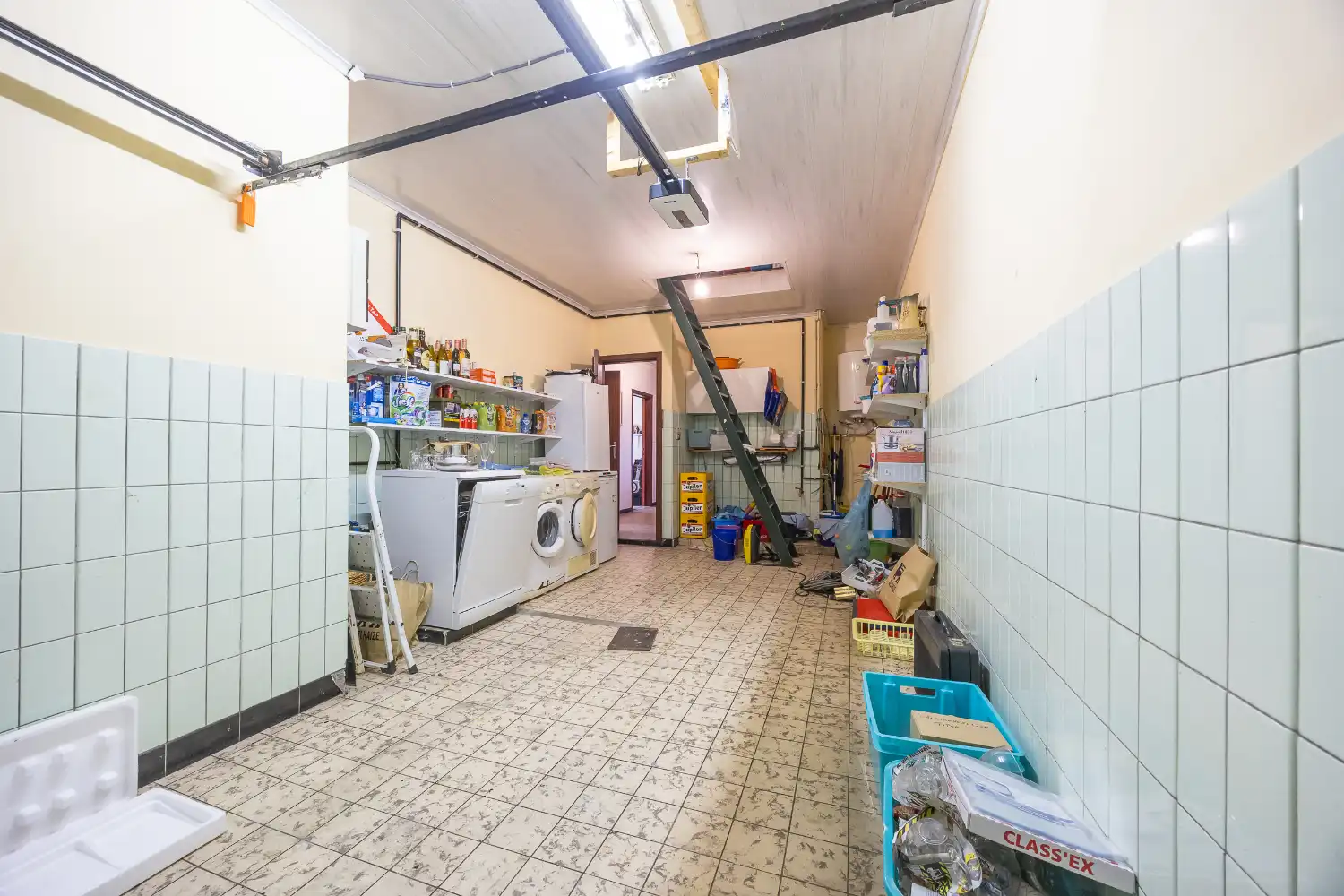 Te renoveren halfopen woning met veel potentieel foto 32