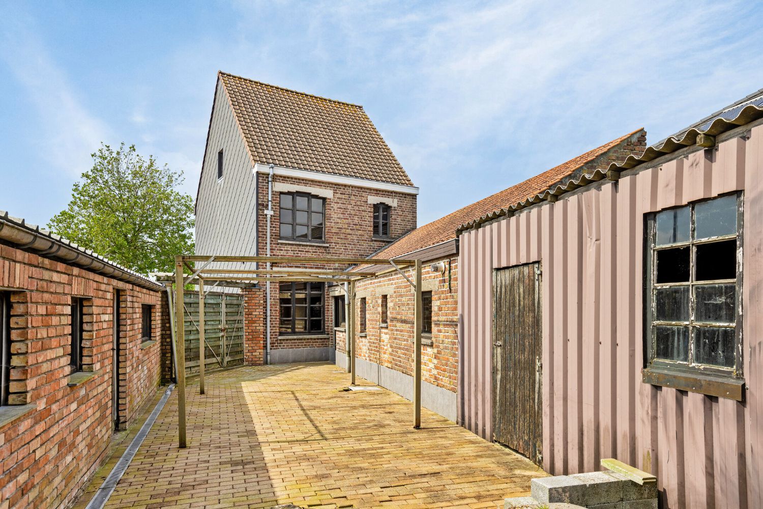 CHARMEVOLLE TE RENOVEREN VRIJSTAANDE WONING met VEEL MOGELIJKHEDEN op perceel van 835 m² foto 4