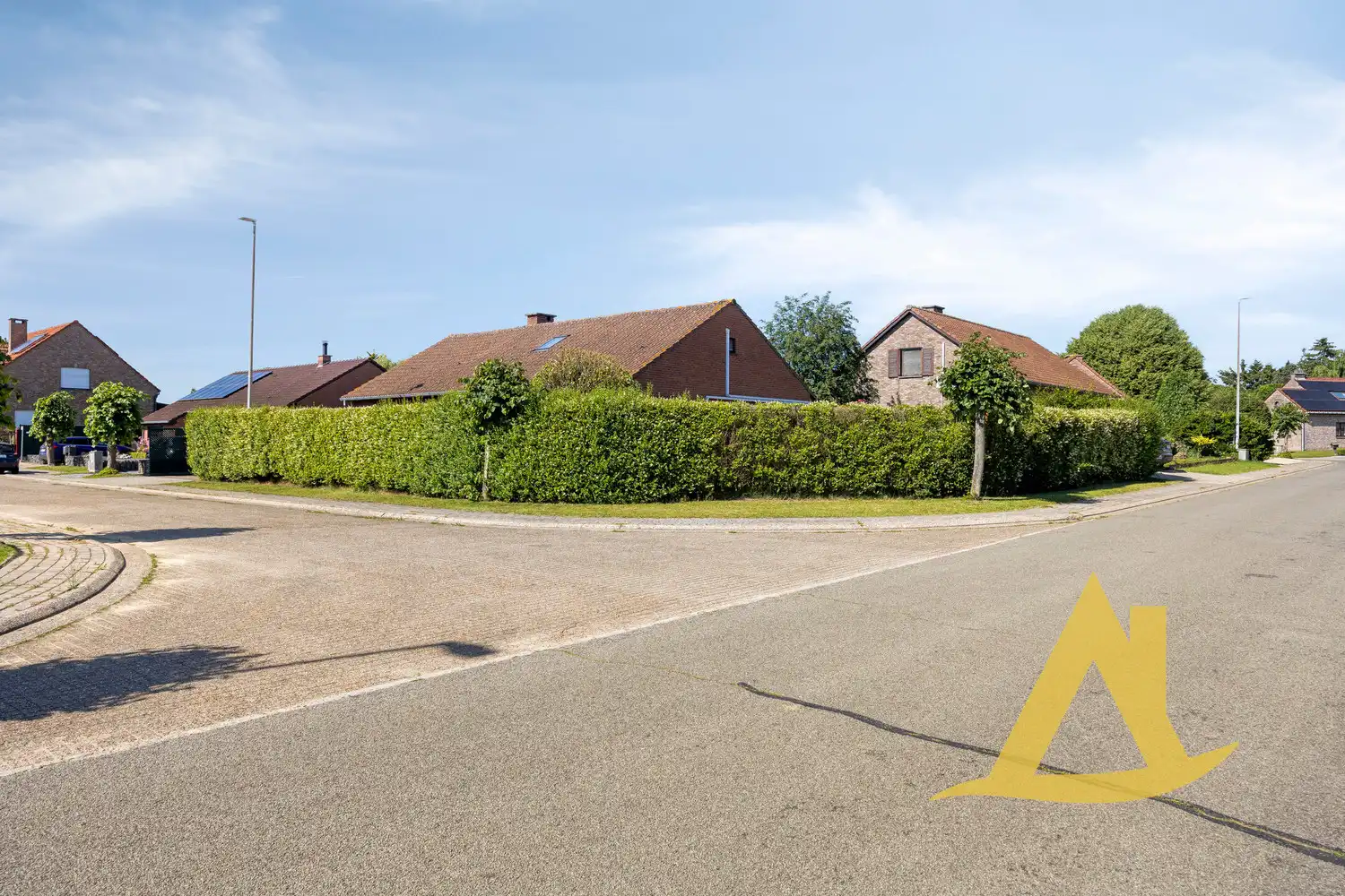 RUSTIG GELEGEN, INSTAPKLARE WONING MET TUIN RONDOM EN RUIME OPRIT foto 31