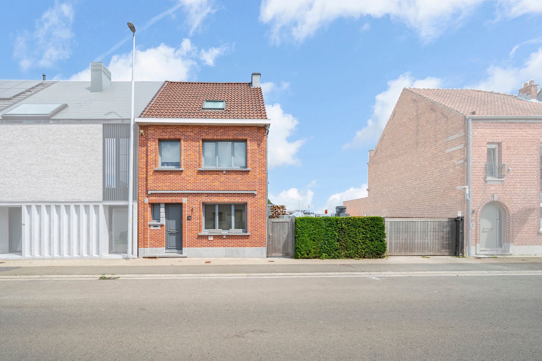 Instapklare woning met 4 slaapkamers en magazijn foto {{pictureIndex}}