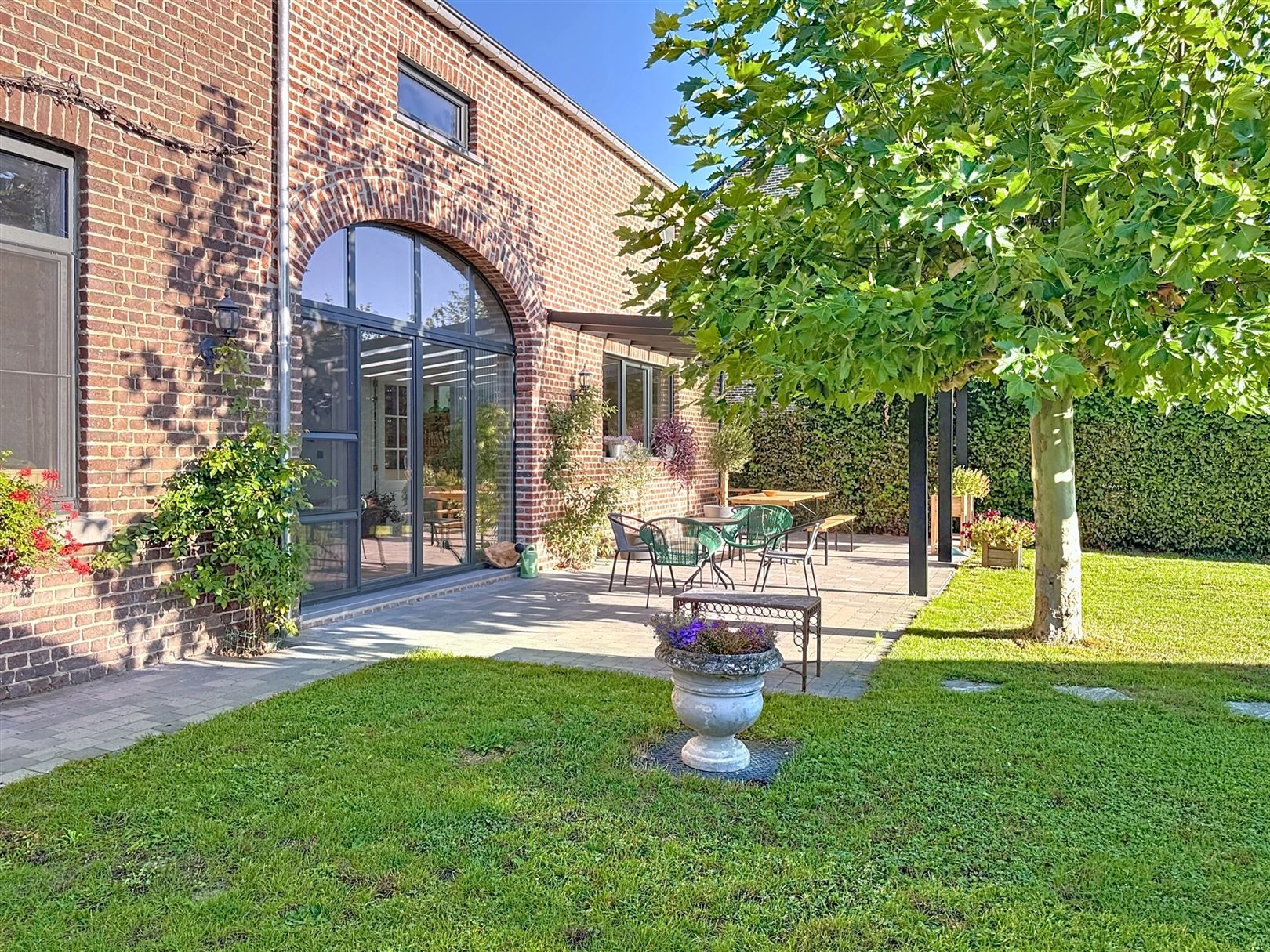 Gerenoveerde ruime woning, tuin, bijgebouw, 5a 45ca foto {{pictureIndex}}