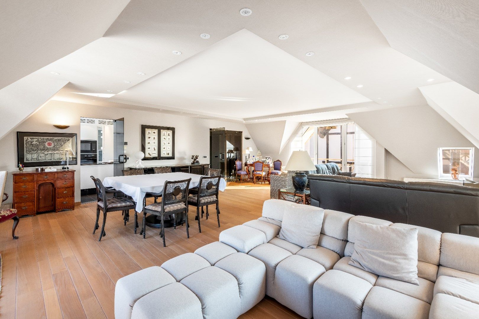 Uniek gelegen appartement (plateau) in een villa residentie met weidse zichten op enkele passen van het Albertplein en de Zeedijk.  foto 3