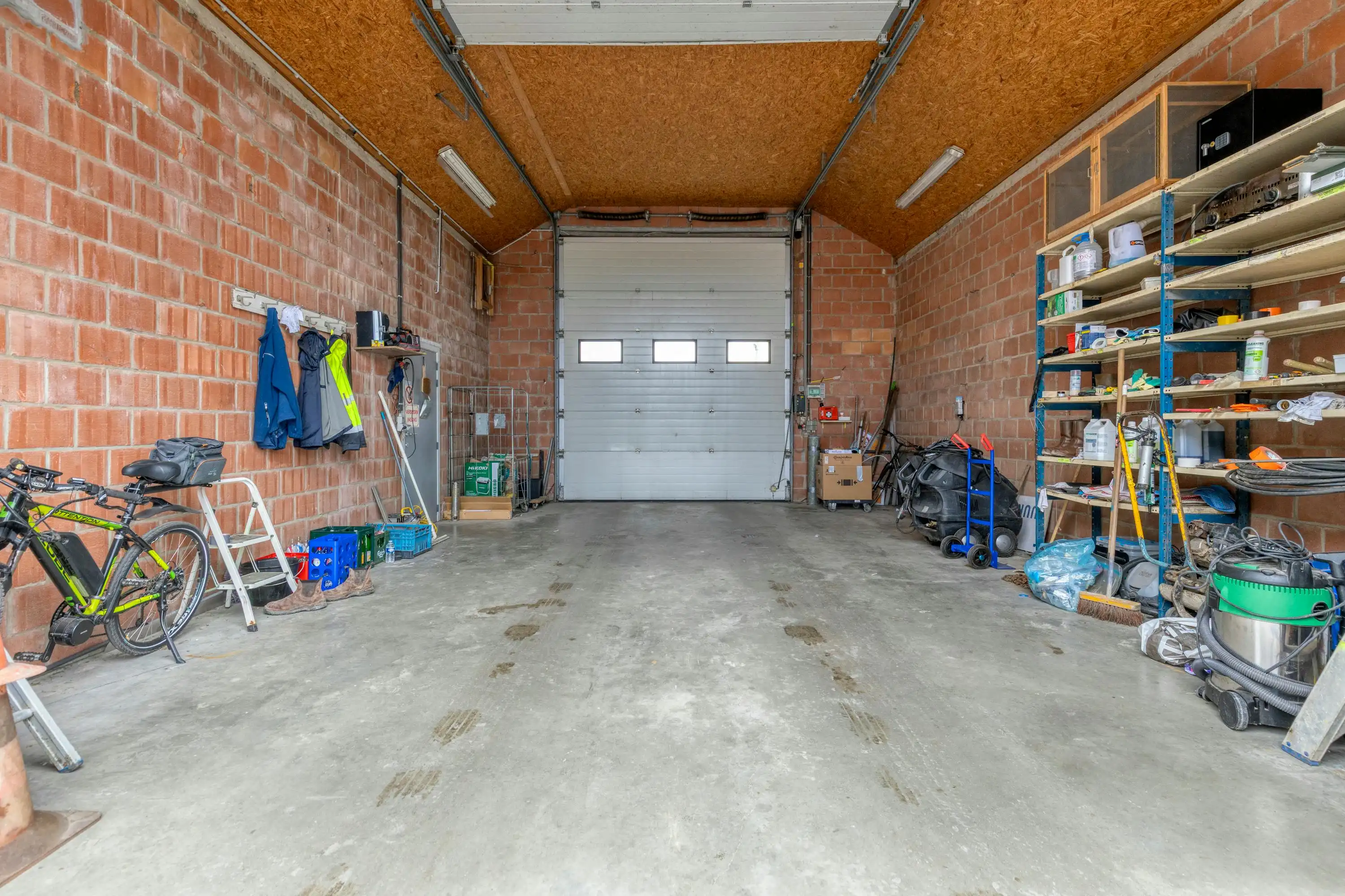 Huis met magazijn op een rustige locatie in Zwevezele foto 18