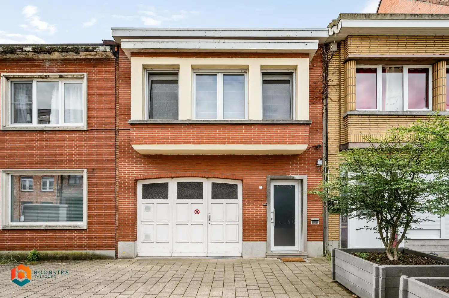 Instapklare woning met 4 slpkrs met gezellige stadstuin en garage foto {{pictureIndex}}