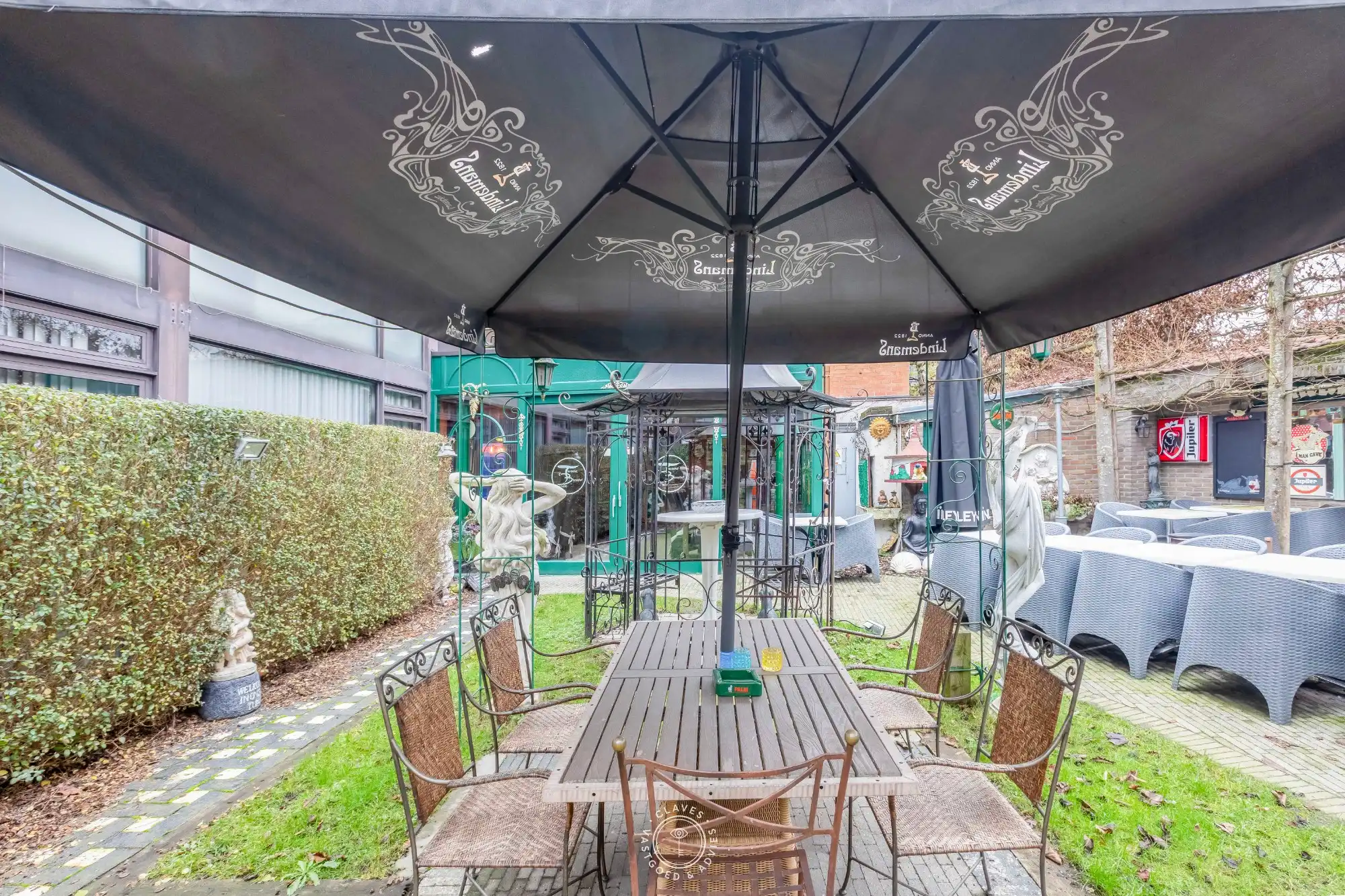 Handelspand met zeer ruim terras in 't Binnenhof foto 9