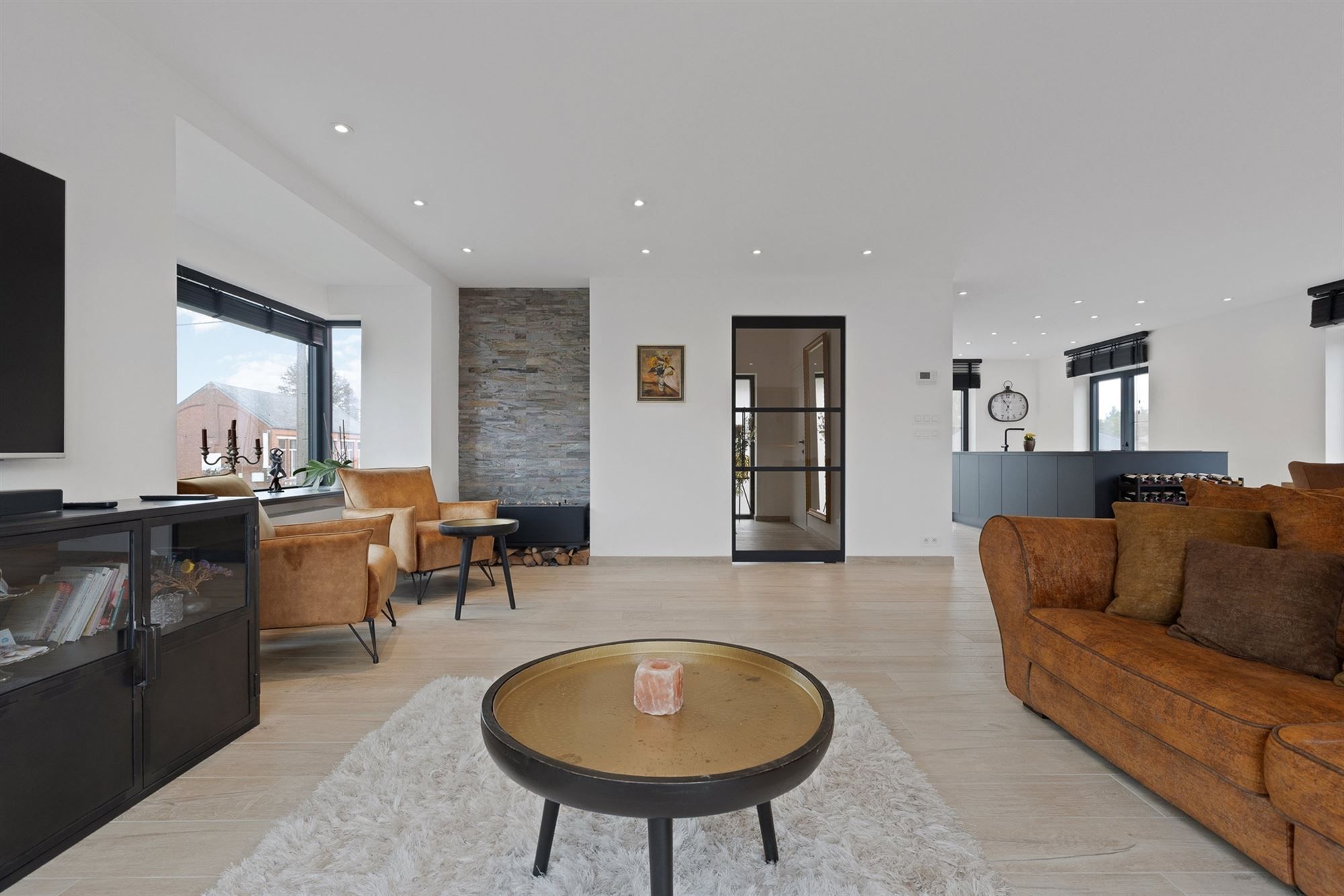 UITERST KNAP GERENOVEERDE WONING MET 3 SLAAPKAMERS GELEGEN OP EEN ZONNIG GEORIËNTEERD PERCEEL TE PAAL foto 6