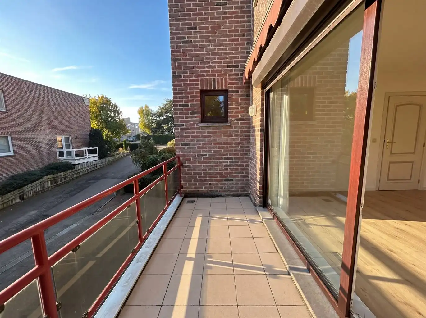 Zeer ruim gelijkvloers appartement voorzien van 2 (+1) slaapkamers, terrassen en afgesloten garagebox, gelegen nabij het centrum van Maaseik. foto 13