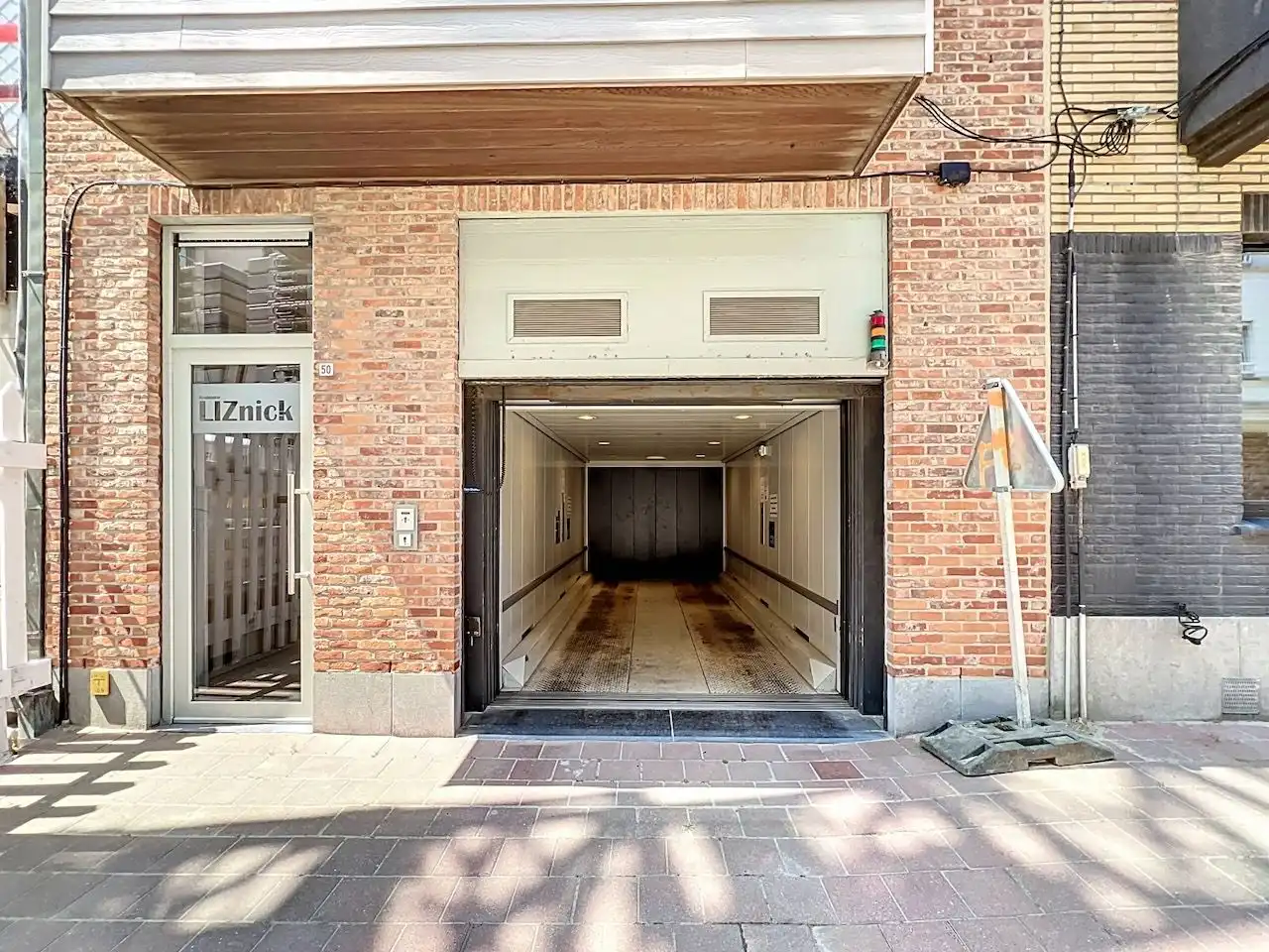 Buitengewoon ruime twee dubbele garagebox geschikt voor vier wagens foto 5