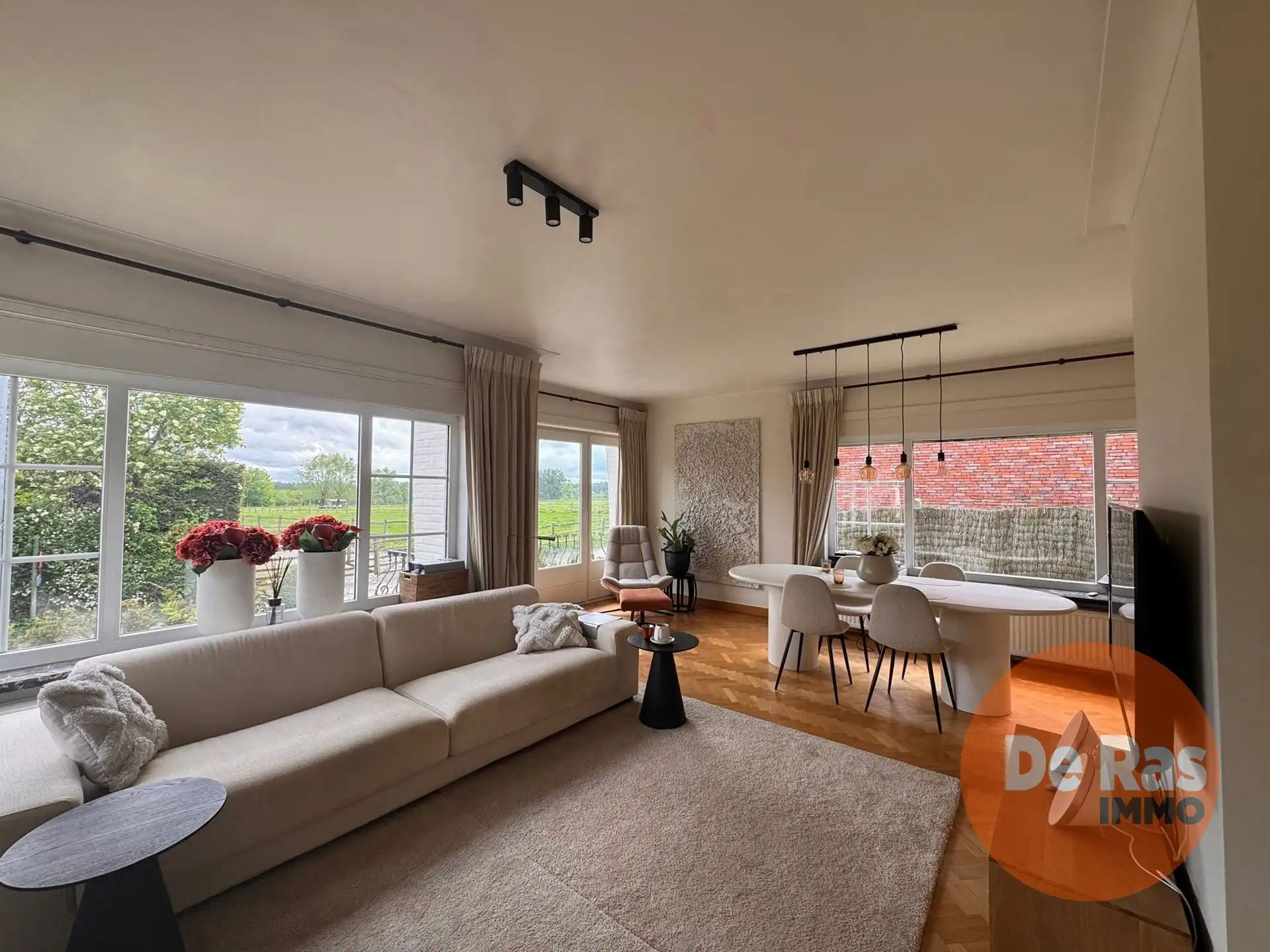 HERZELE- Gerenoveerde villa in een groen kader nabij centrum foto 8
