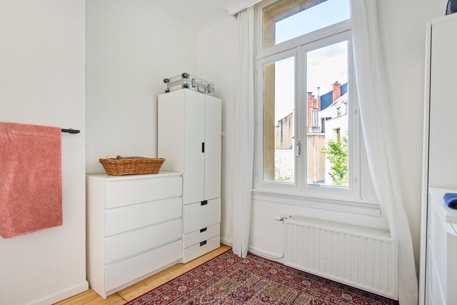 Karaktervol herenhuis met 3 slaapkamers, 2 badkamers, terras en garage. foto 22
