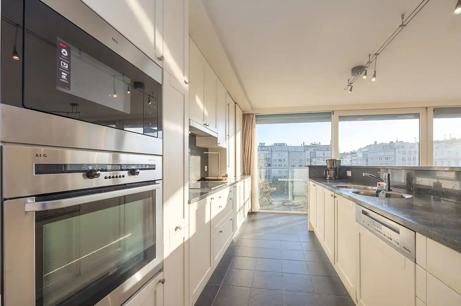 Uniek en royaal appartement met 2 slpk én zonnig leefterras dichtbij zee. foto 9