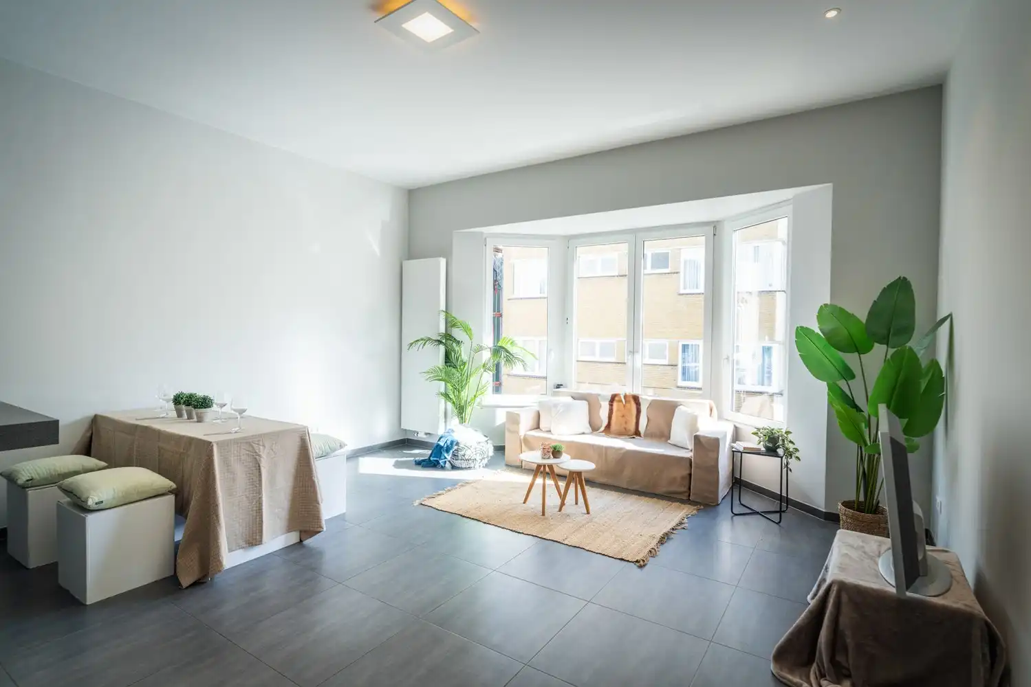 Stijlvol gerenoveerd appartement met hoge plafonds, 2 slpks vlak bij zee te koop in Oostende foto {{pictureIndex}}