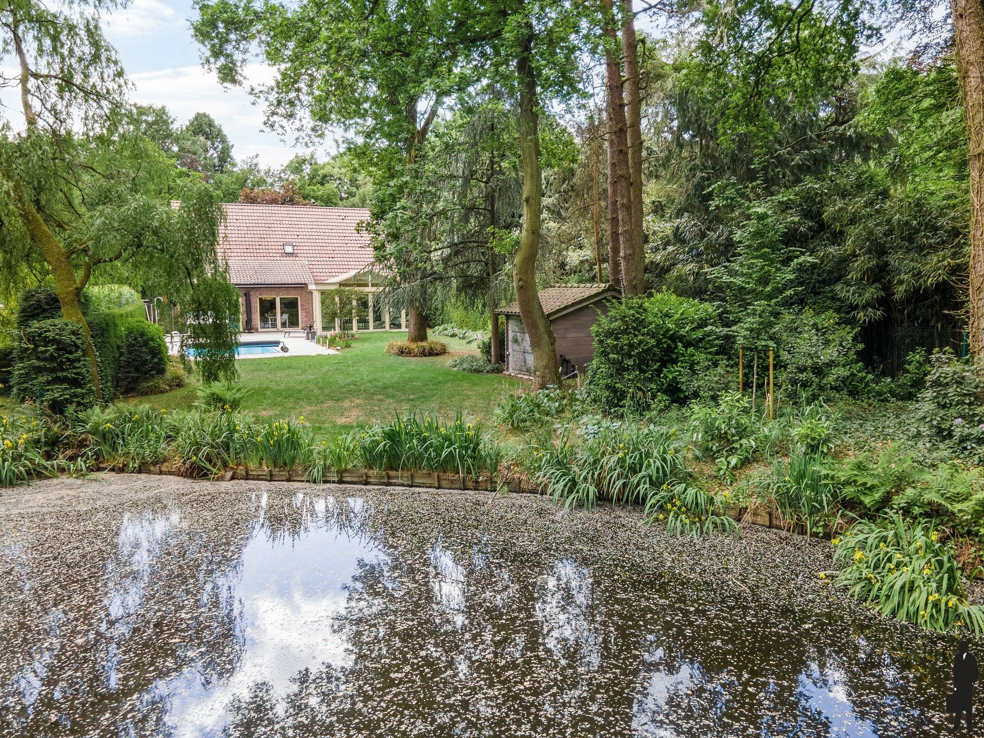 Stijlvol gerenoveerde villa met schitterende tuin en verwarmd zwembad foto 31