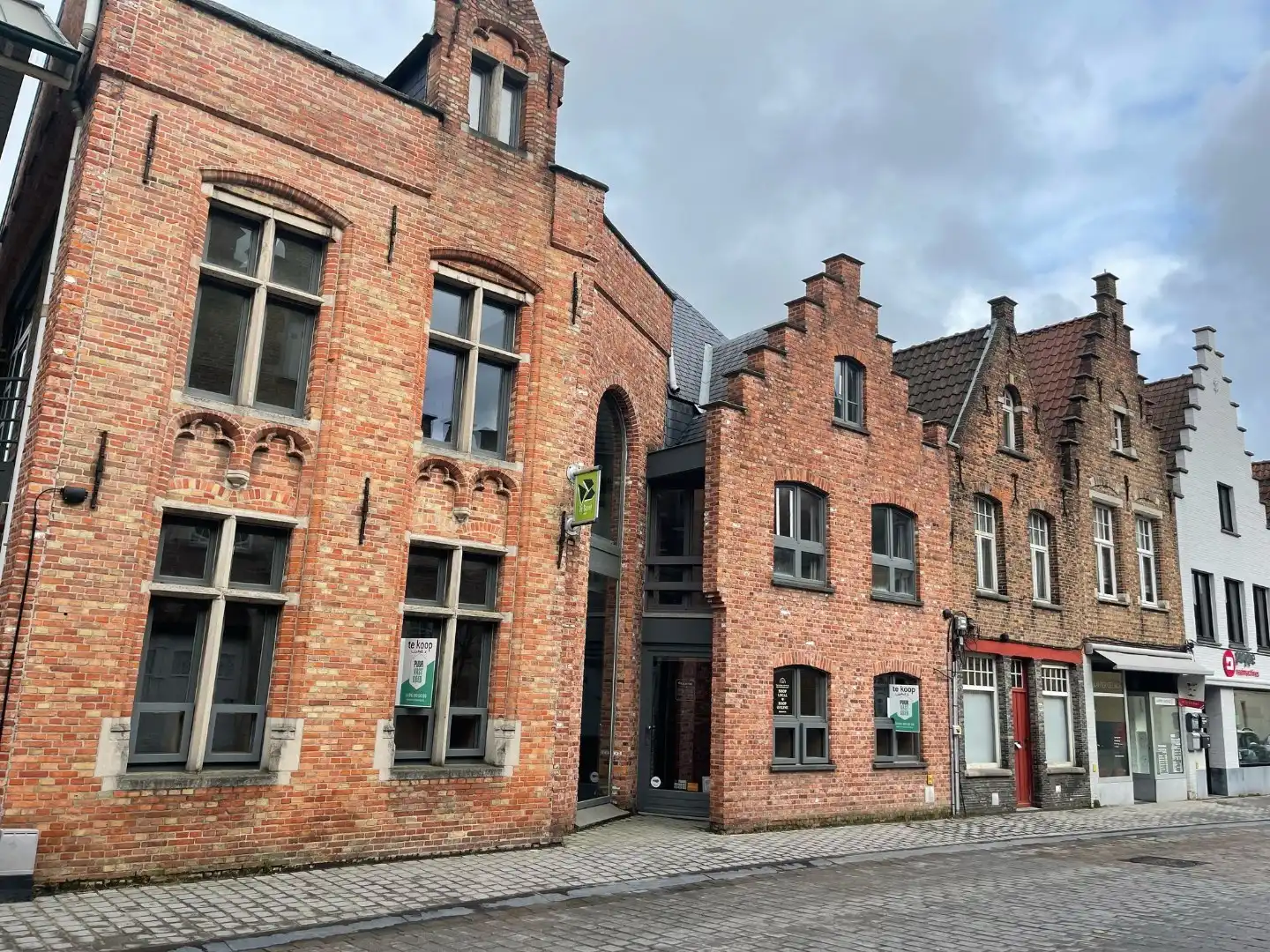 Uiterst goed gelegen winkelruimte met berging in toeristische Katelijnestraat in Brugge centrum! foto {{pictureIndex}}