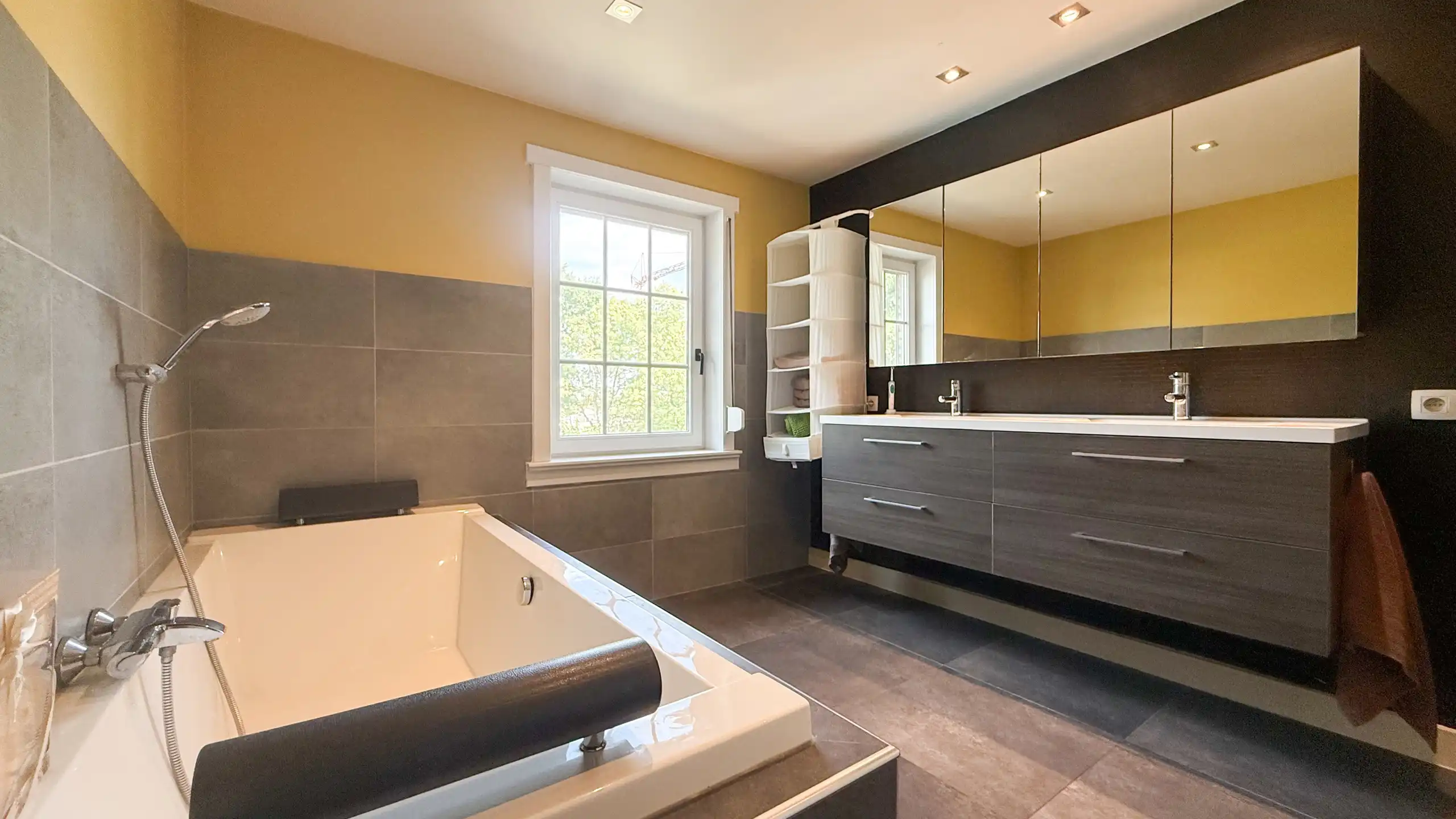 Ruime woning van 235m² met 4slpks, kelder en EPC B!  foto 29