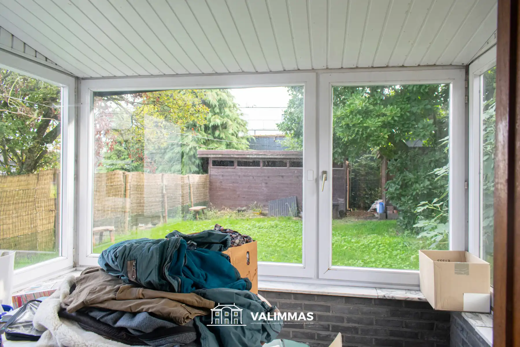 Ruime, nog te renoveren hoeve met tuin, garage & bijgebouwen foto 16