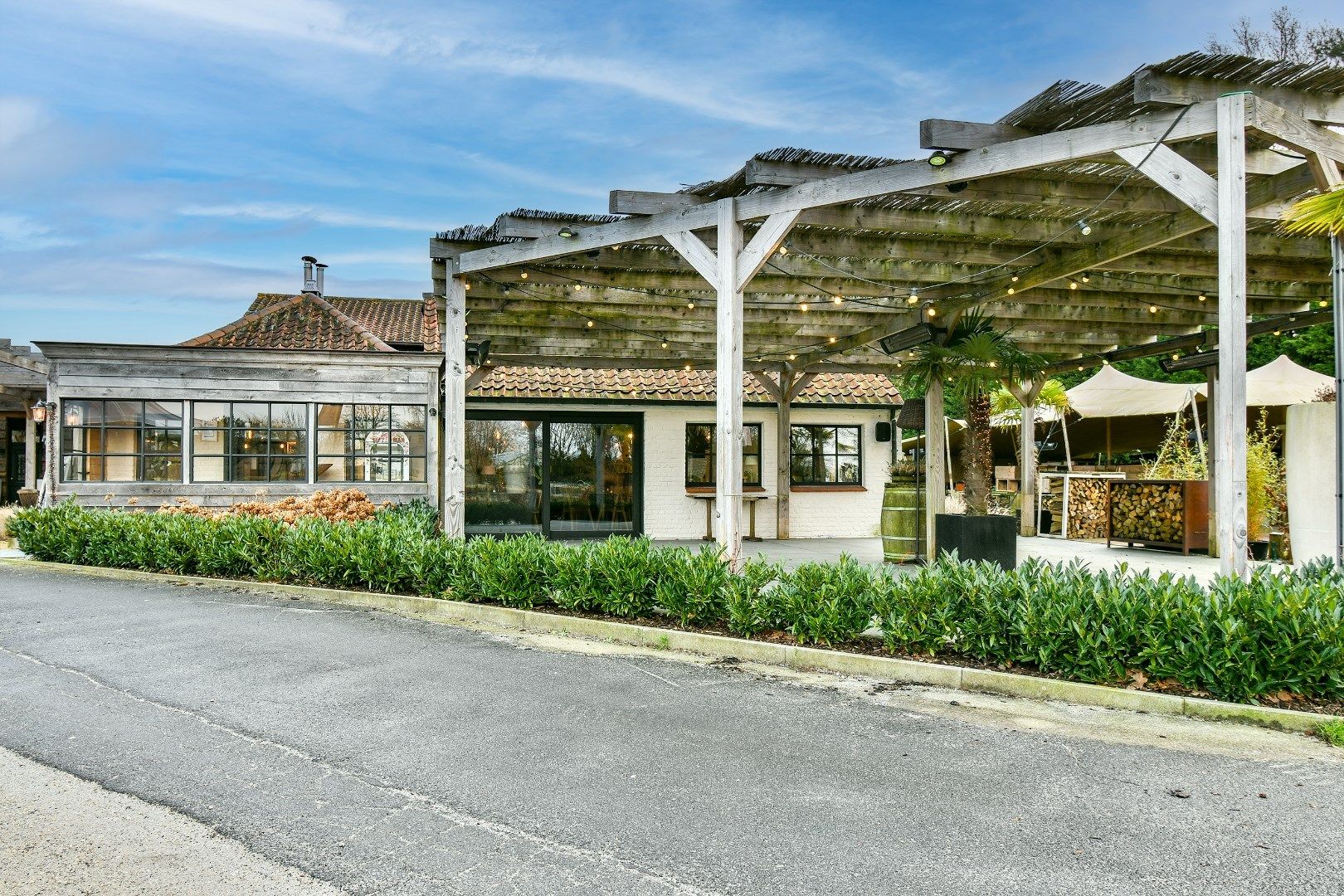 Exclusief domein met restaurant/feestzaal en luxueuze woning op 5 Ha te Torhout foto 2