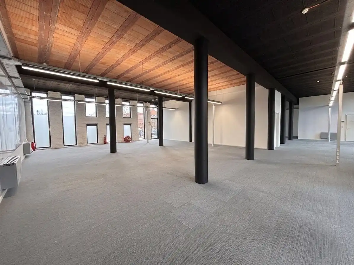 Gelijkvloers loftkantoor van 450m² met parking foto 2