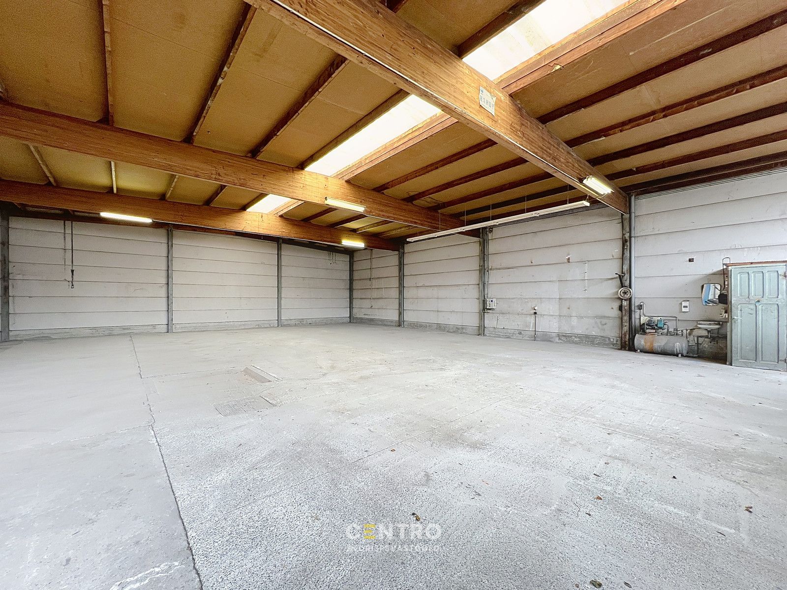Goed gelegen MAGAZIJN (± 300m2) met parking TE HUUR nabij centrum Roeselare. foto 8