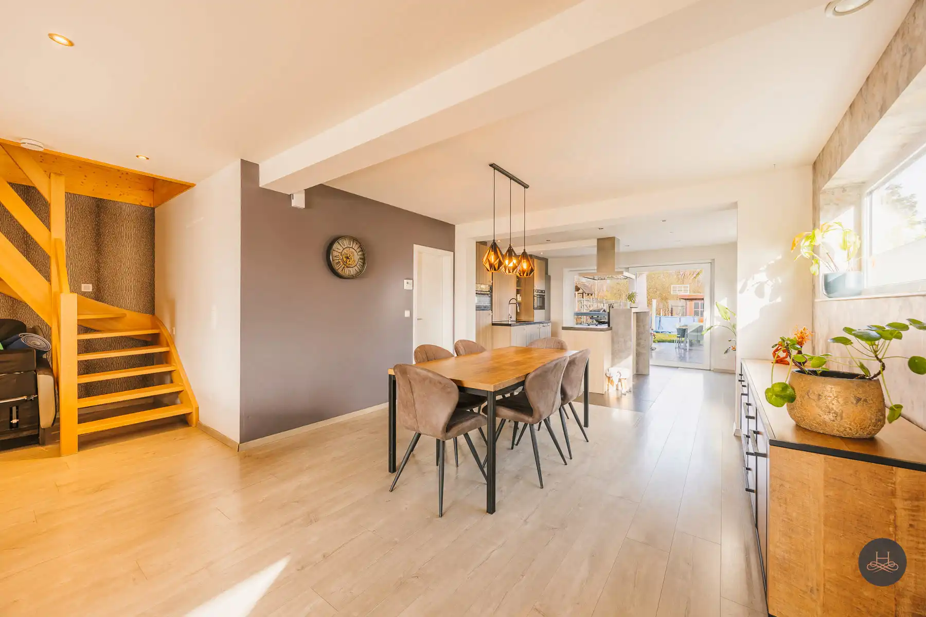 Recent energiezuinige halfopen woning op een royaal perceel foto 10