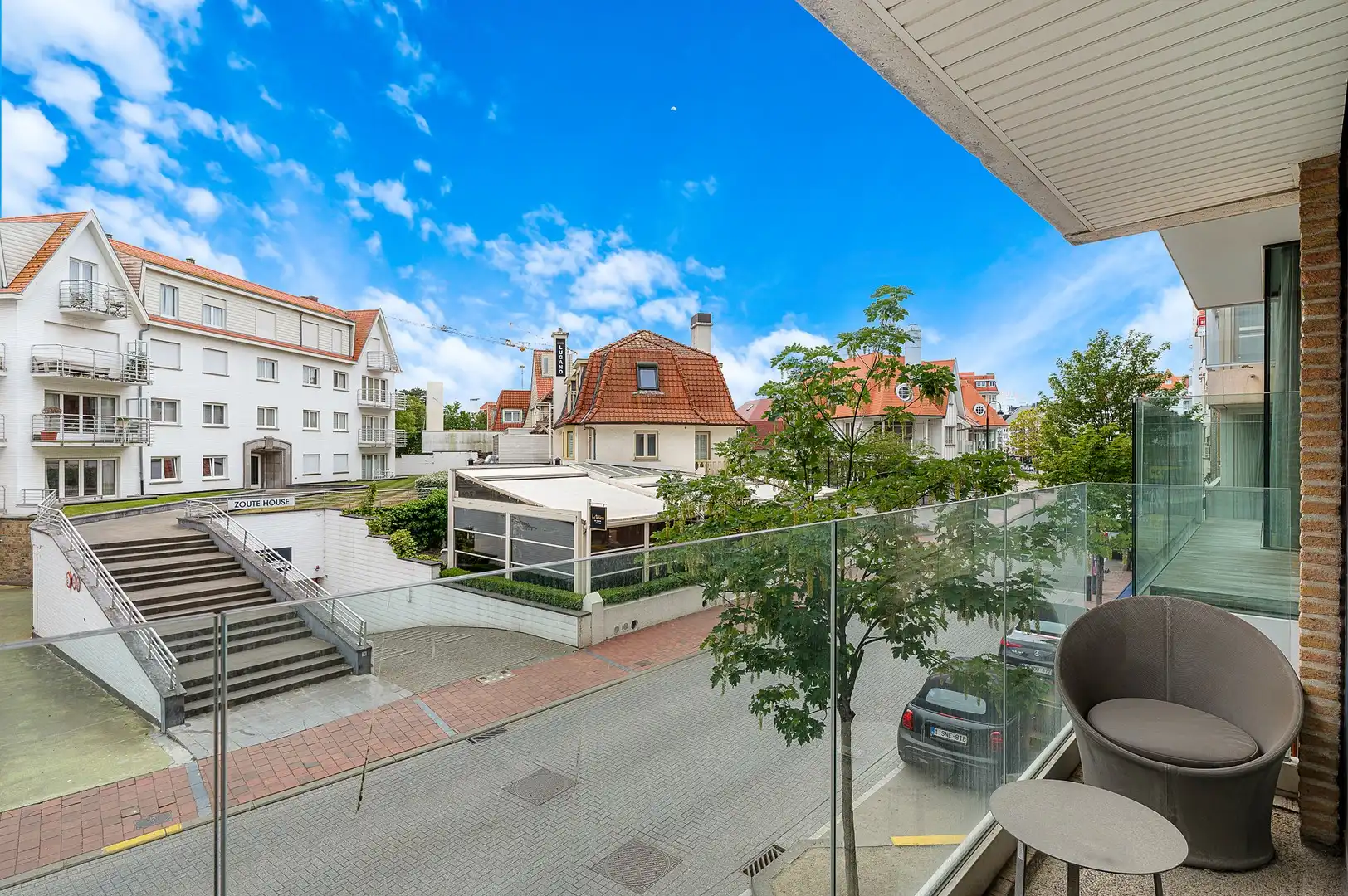 Hedendaags appartement genietend van een open zicht, centraal gelegen op de Kustlaan in het Zoute. foto 5