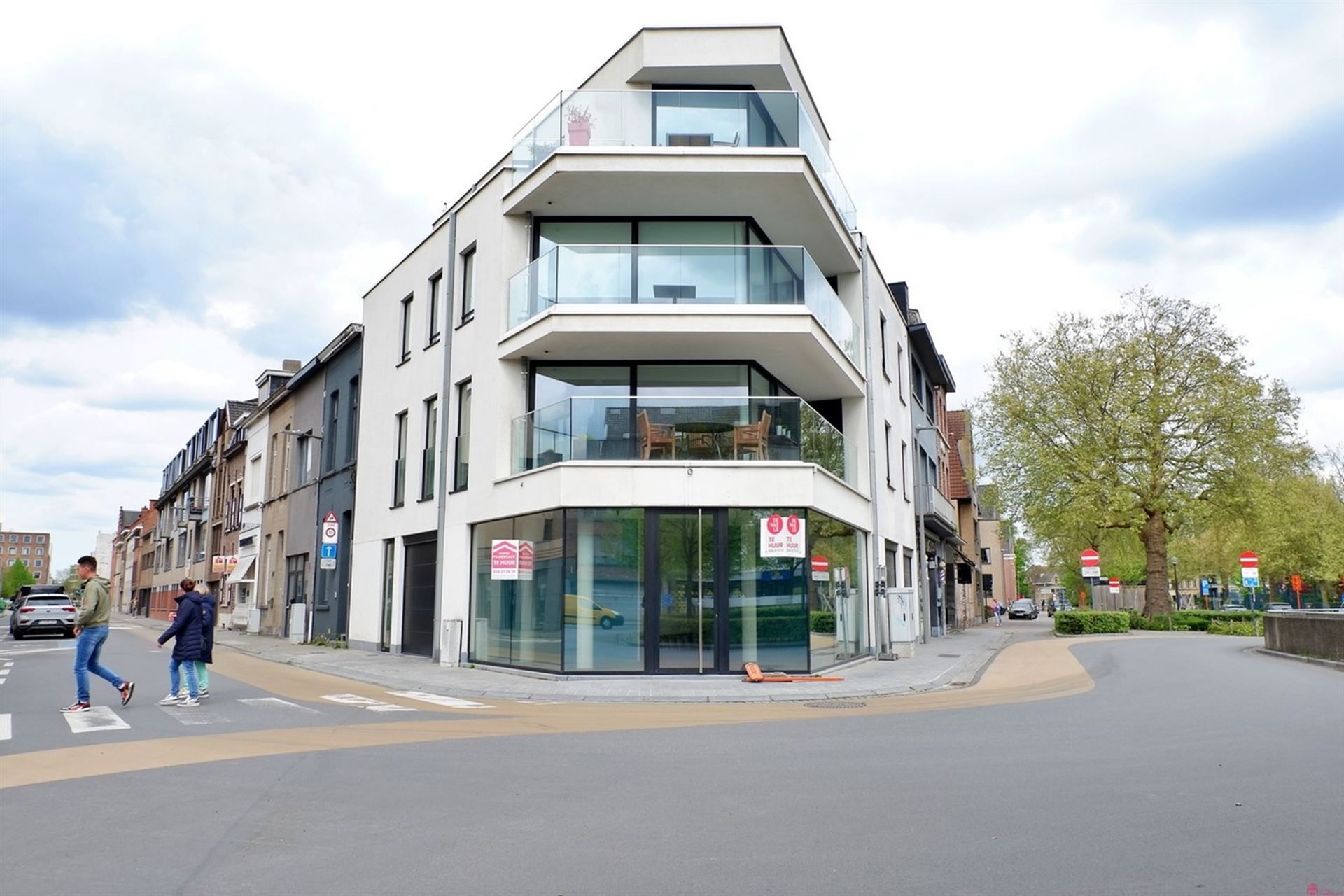 Heel zichtbare handelsruimte centrum Kortrijk foto {{pictureIndex}}