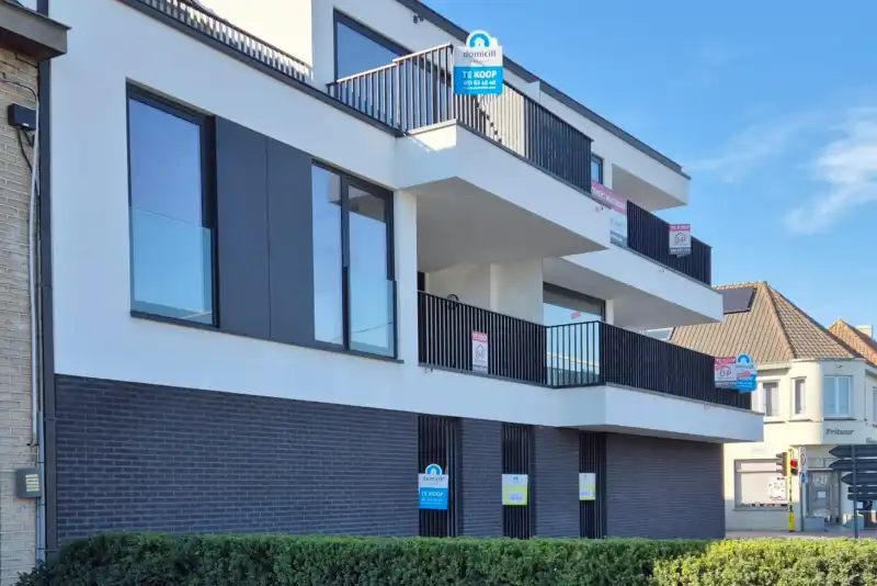 KORTEMARK: Nieuwbouwproject met 11 lichtrijke appartementen met 2 of 3 slaapkamers, terras en dubbele of enkele garagebox, genaamd “Residentie Mila en Nora” foto {{pictureIndex}}