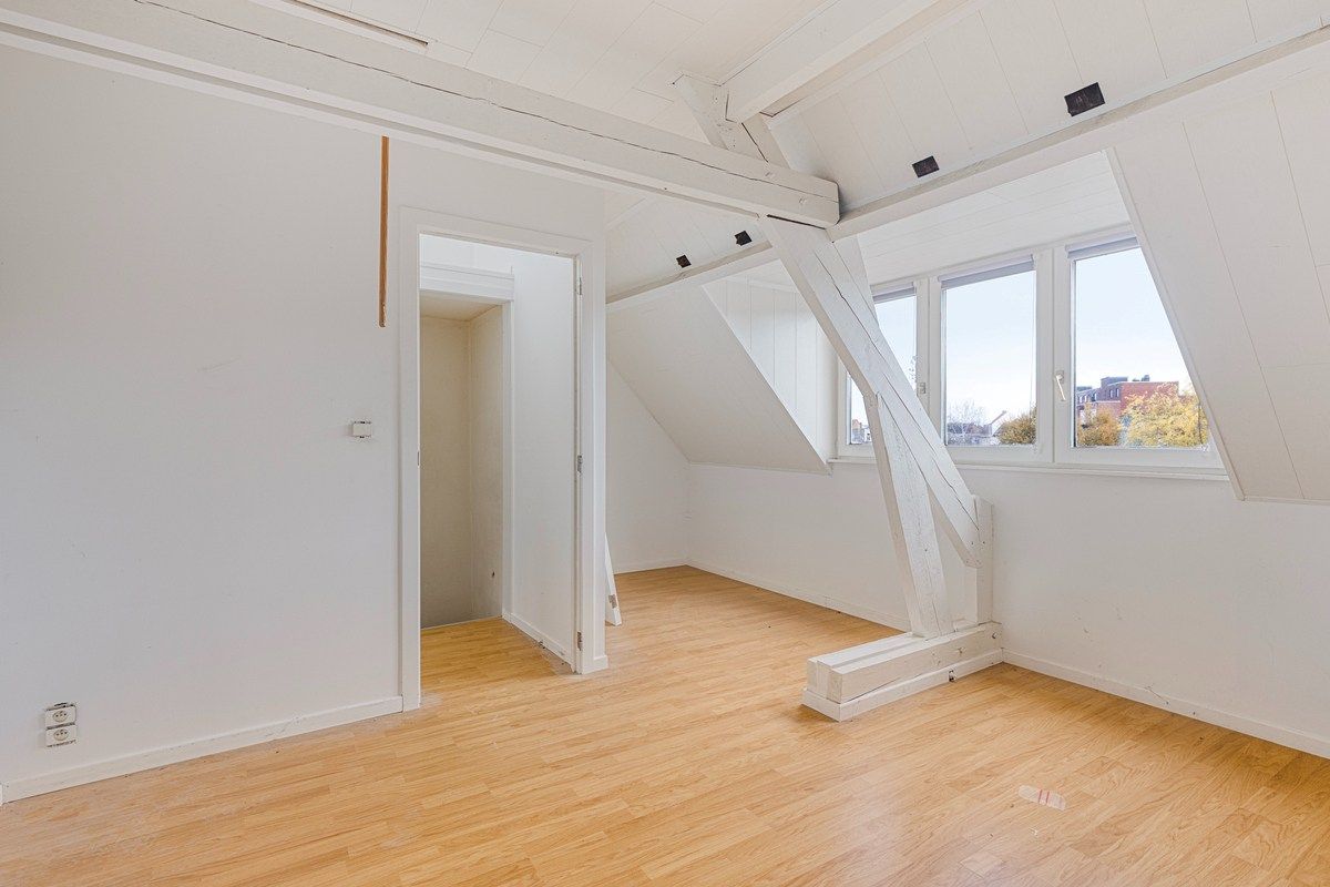 Charmante op te frissen woning met 4 slaapkamers en stadstuintje! foto 12