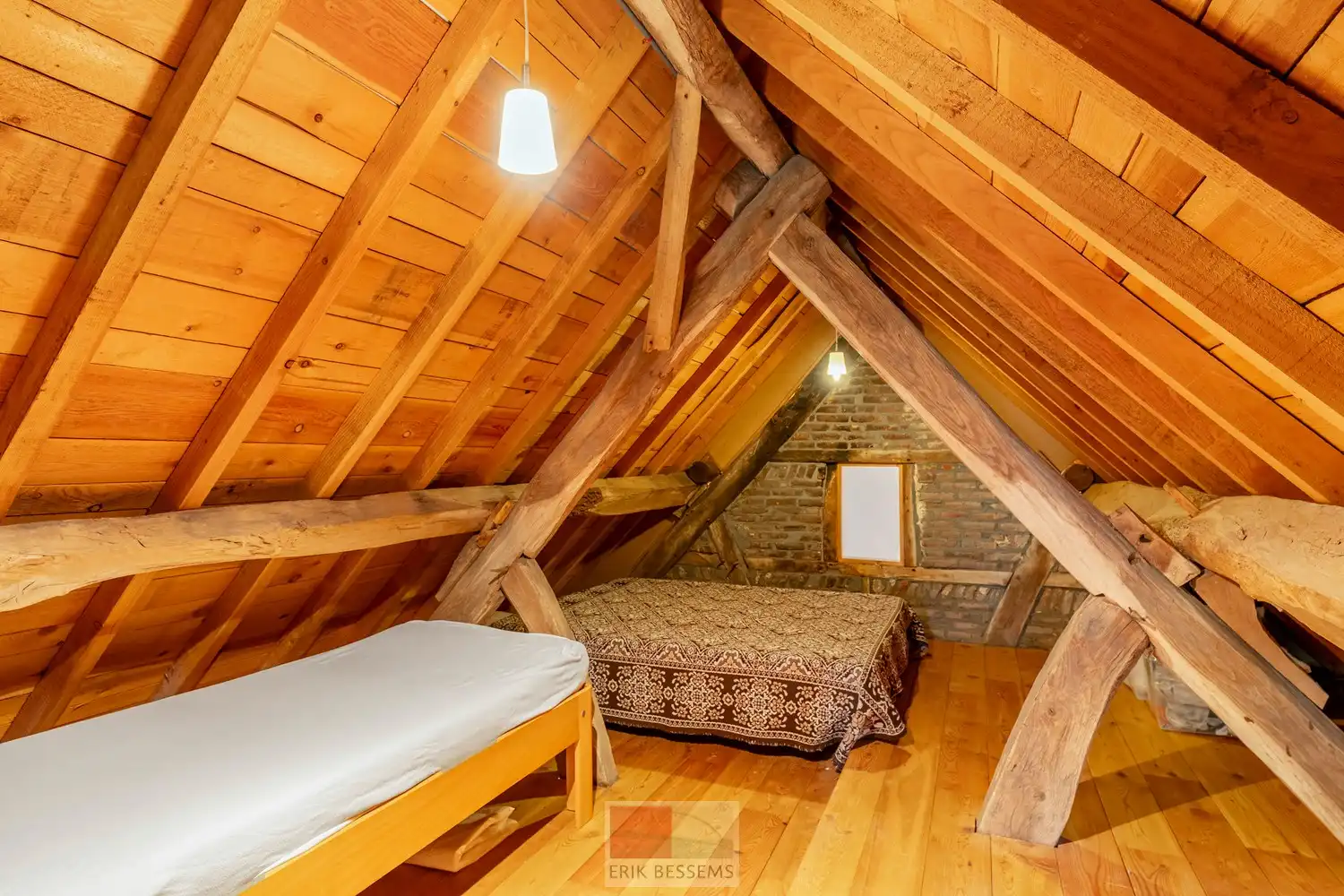 Een zeer karaktervol woonerf van maar liefst 3996 m² met bijzondere uitstraling, bestaande uit een prachtige hoofdwoning (voormalige schuur en stallen) en een charmant vakwerkhuis. foto 61