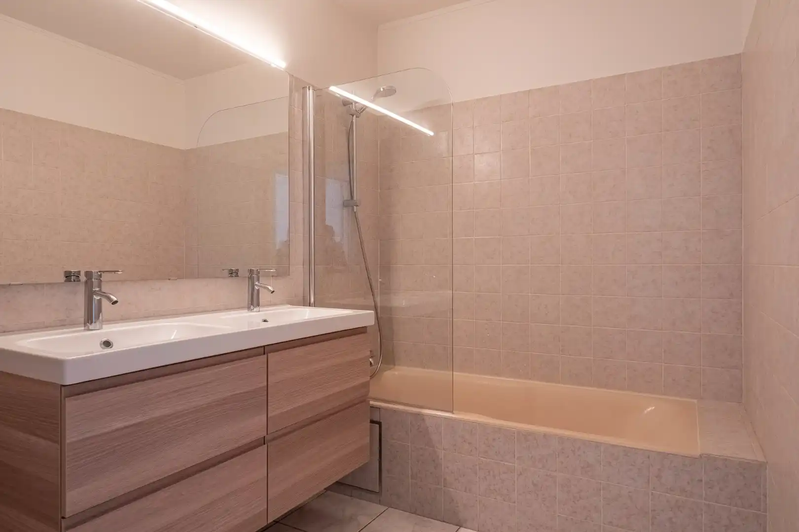 Gezellig en ruim hoekappartement met veel lichtinval en zonnige terrassen!  foto 15