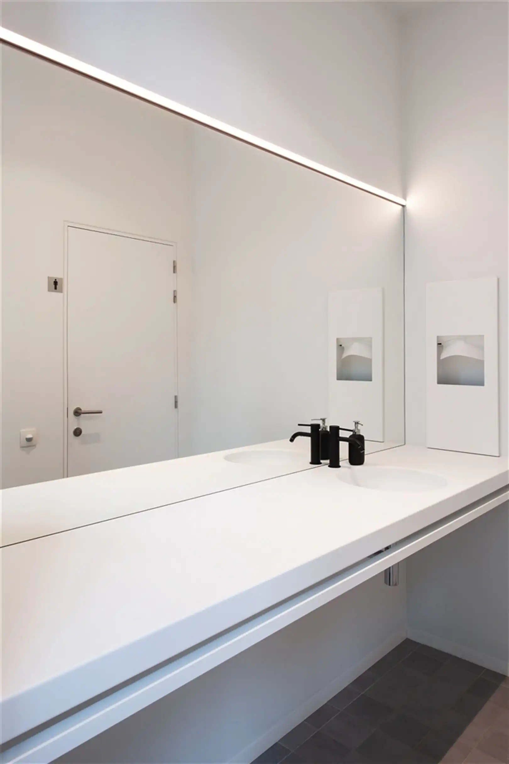 Modern bedrijfspand met kantoren te Harelbeke foto 29