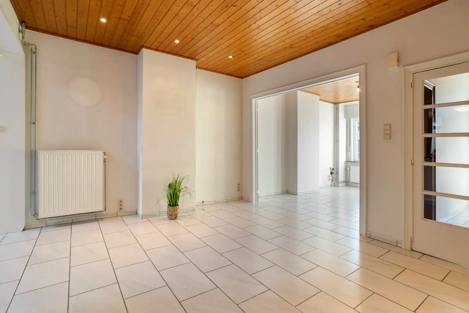 Verzorgde woning met diepe tuin, carport en uitweg achteraan! foto 4