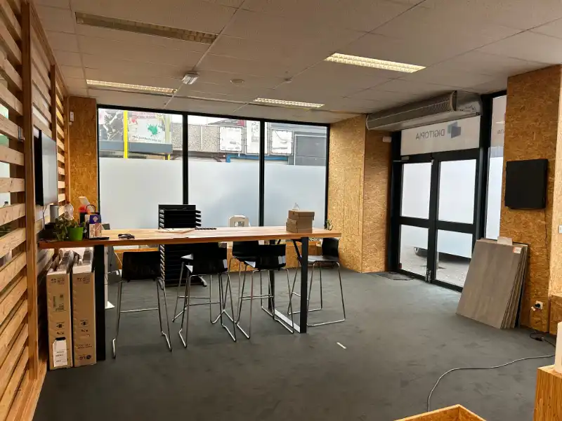 Commercieel gelegen handelspand van 450 m² met ruime parking. foto 2