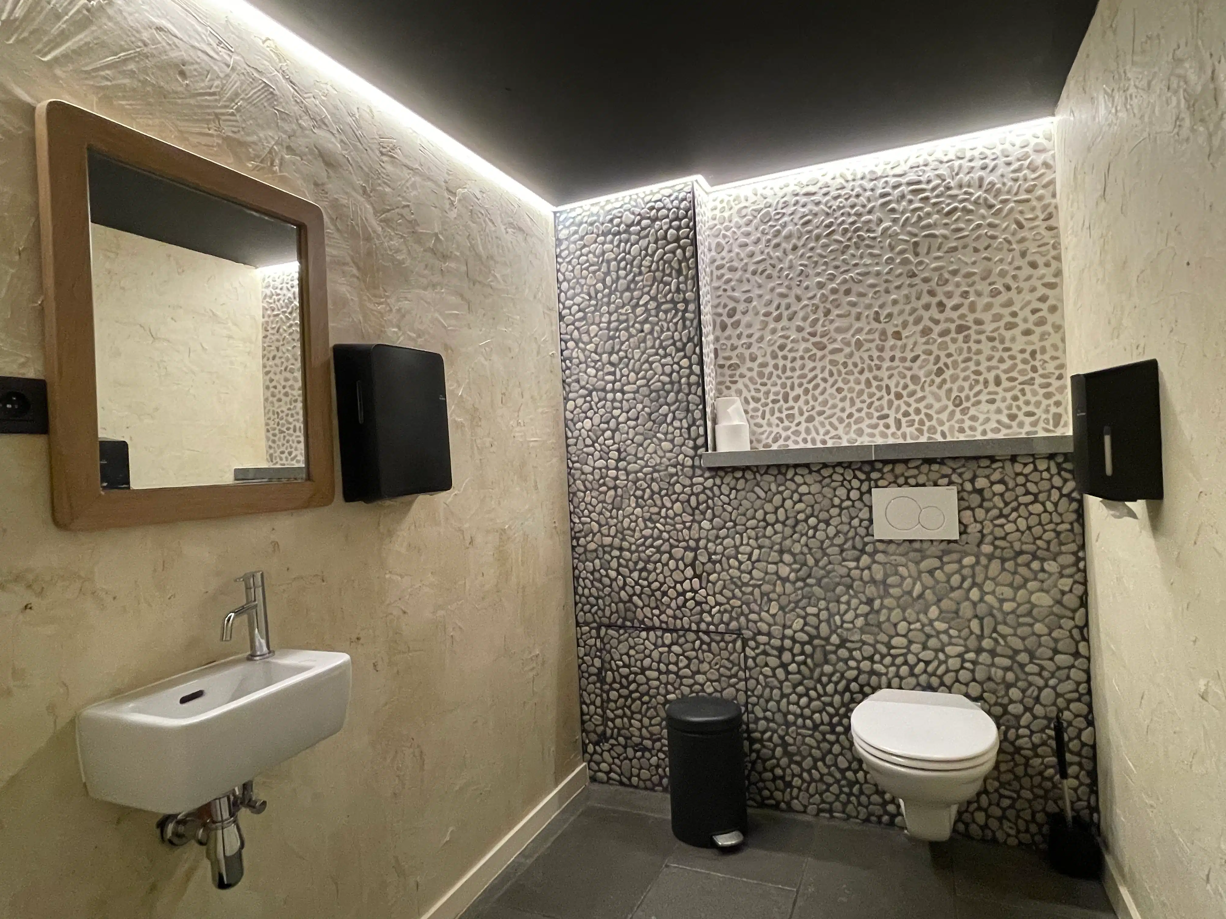 Unieke whisky en wijnbar foto 13