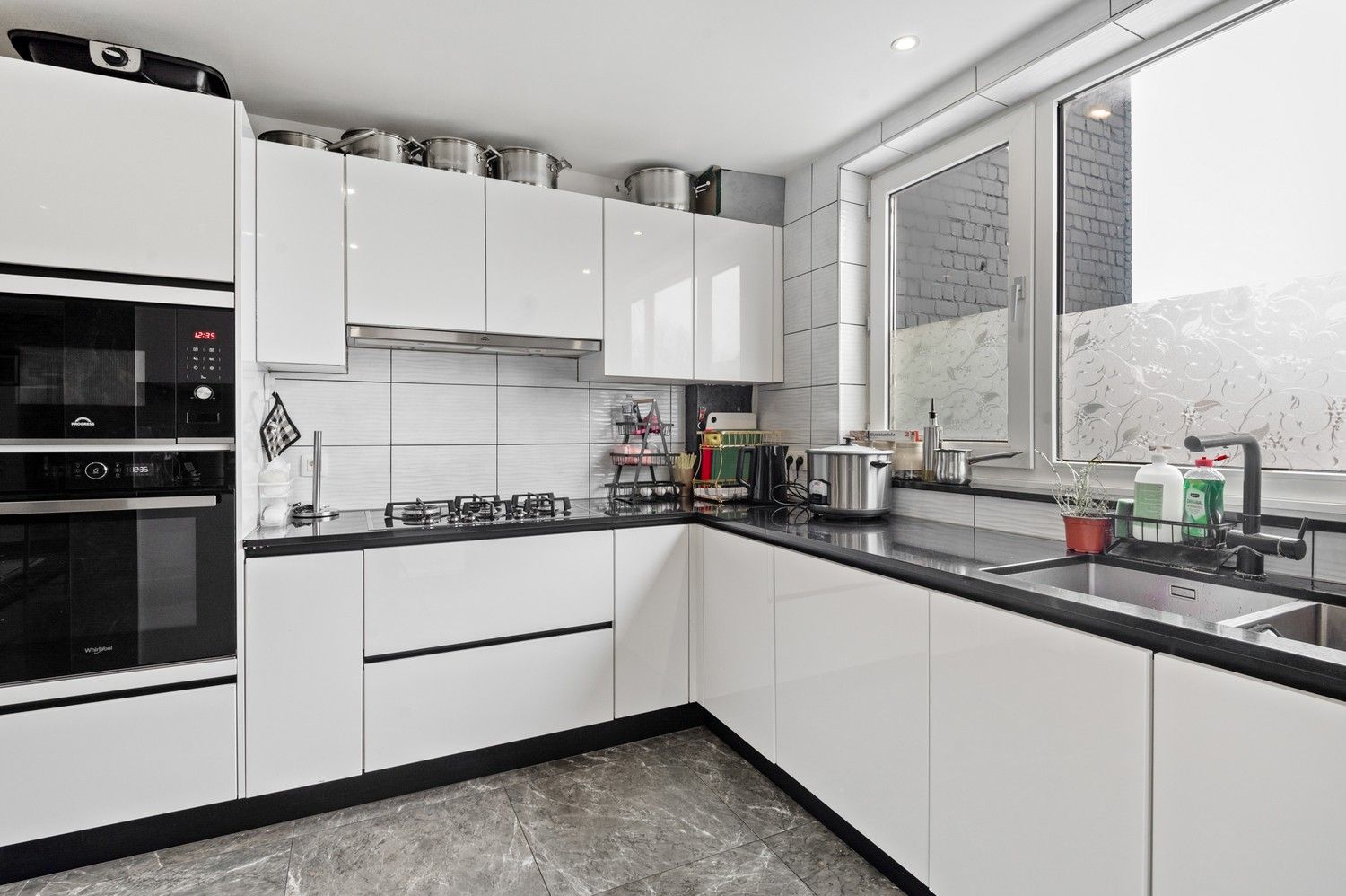 Ruime woning met studio, terras en tuin te koop in Wommelgem! foto 12