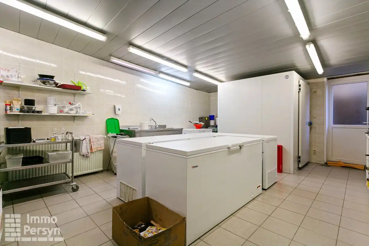 Commercieel pand (inclusief handelsfonds) met instapklaar appartement en achterliggend perceel foto 13