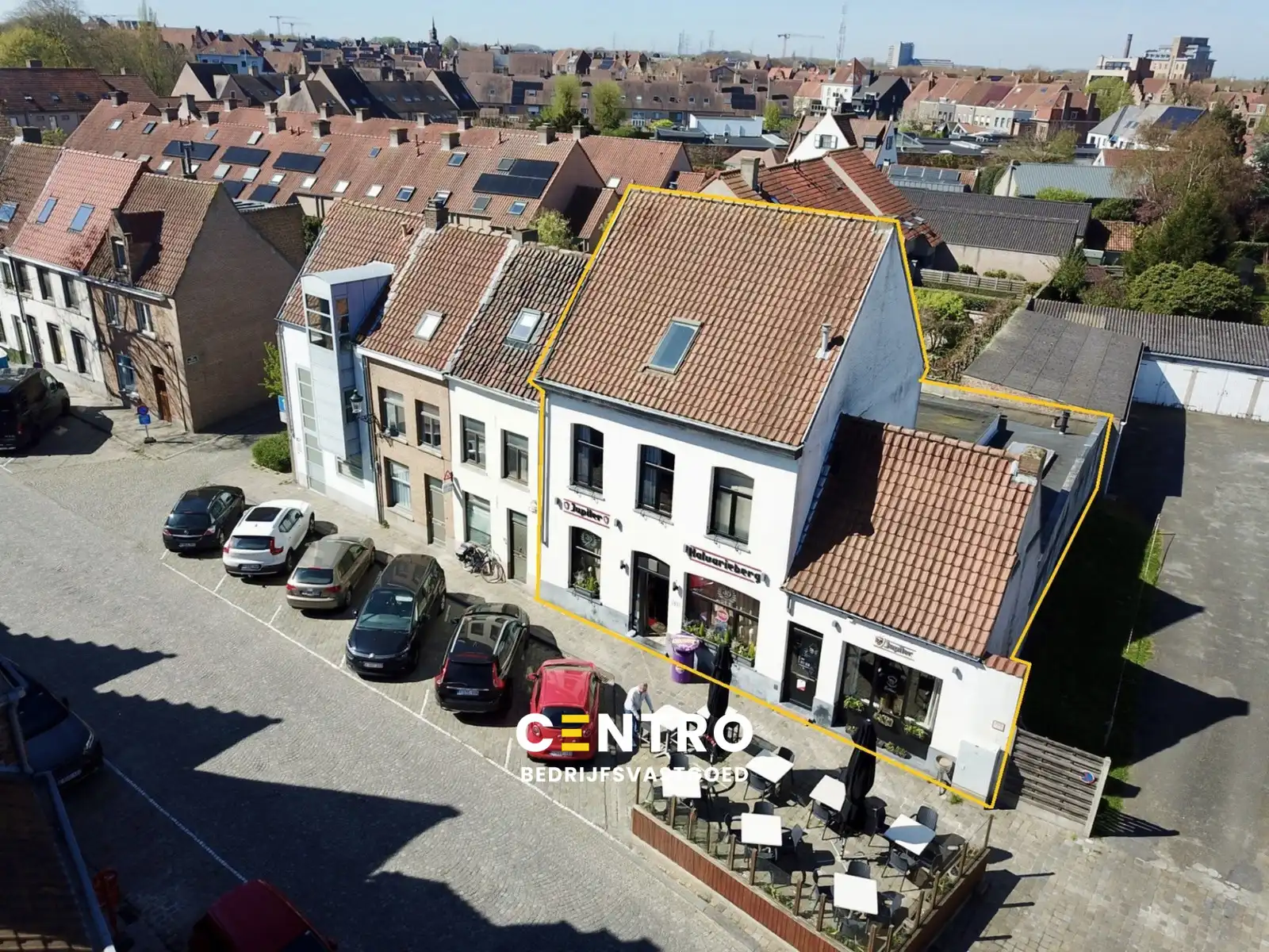 Unieke horecazaak te koop mét woongelegenheid (3 slpkms) en buitenterras in het toeristische hart van Brugge! foto {{pictureIndex}}