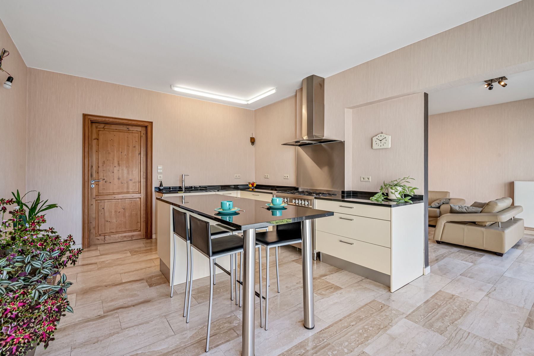 Goed gelegen, ruime gezinswoning met garage foto 7